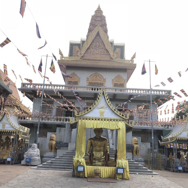 Wat Ounalom Monastery in Phnom Penh ⛩