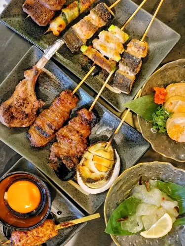 홍콩 맛집 탐방 | 침사추이의 이자카야에서 고급 꼬치구이와 사케를 즐겨보세요