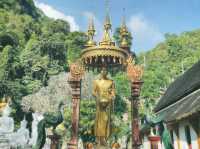 กราบสักการะสิ่งศักดิ์สิทธิ์ วัดถ้ำเชียงดาว