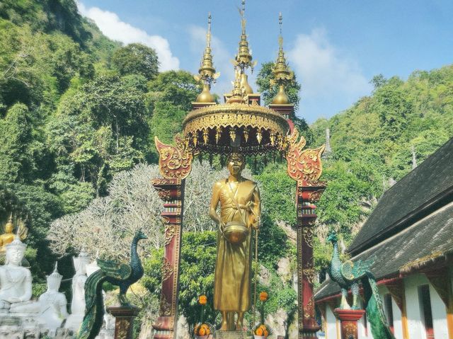 กราบสักการะสิ่งศักดิ์สิทธิ์ วัดถ้ำเชียงดาว