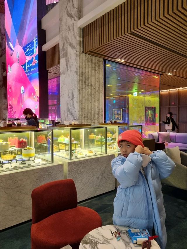 화려한 조명의 몬드리안 호텔 라운지