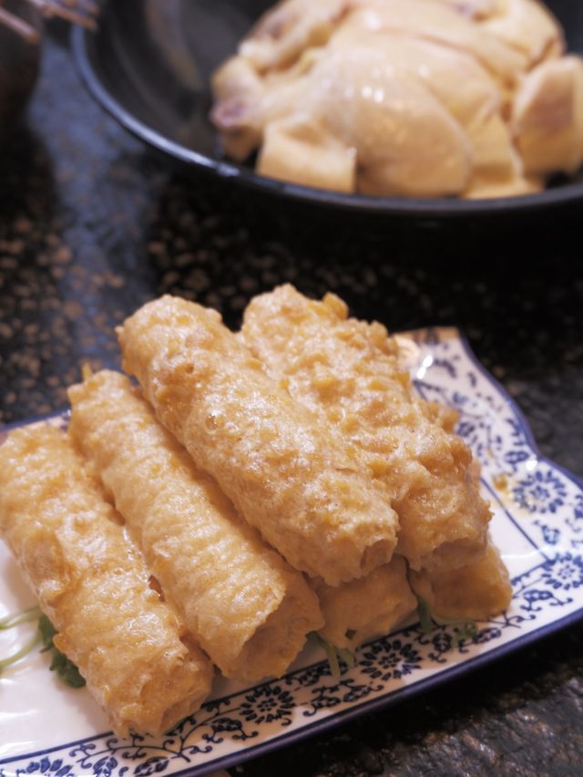 金黃雞湯火鍋，必吃鹹蛋黃響玲 