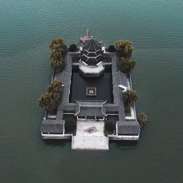 The floating temple on Shihu lake Suzhou!