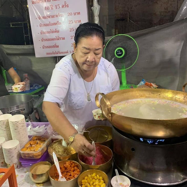 ป้าอ้วนบัวลอยมือถือ ร้านประจำพระเทพรัตนฯ