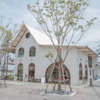 คาเฟ่สุดน่ารักกับทุ่งสีพาสเทล