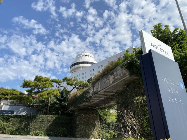 ハイビスカスがお出迎え。沖縄の高台にあるノボテル沖縄那覇