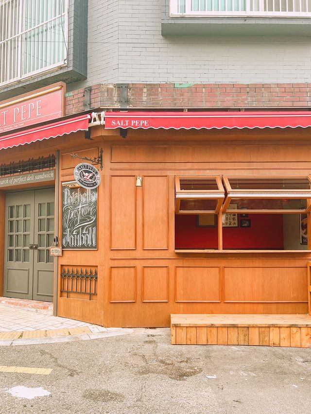 이국적인 분위기의 전포 샌드위치 맛집