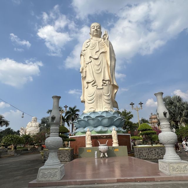 check out huge temple, reclining Buddha 