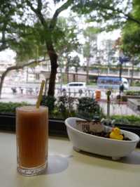 沐浴於樹林與陽光的小黃鴨cafe