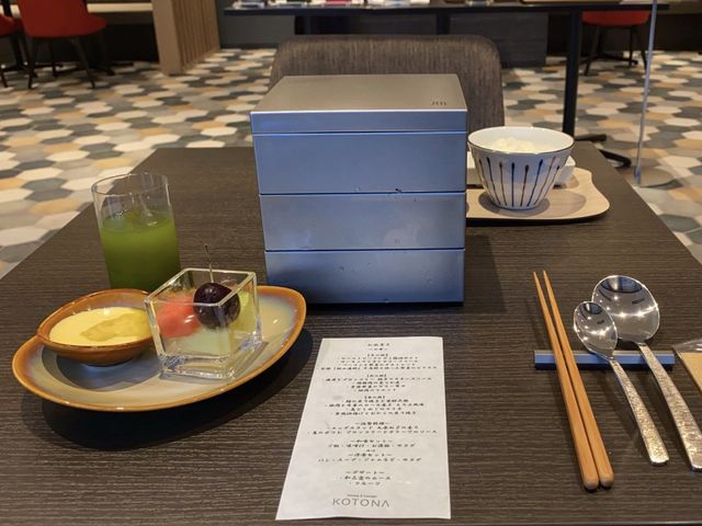三段お重朝食『四季彩箱』が魅力的