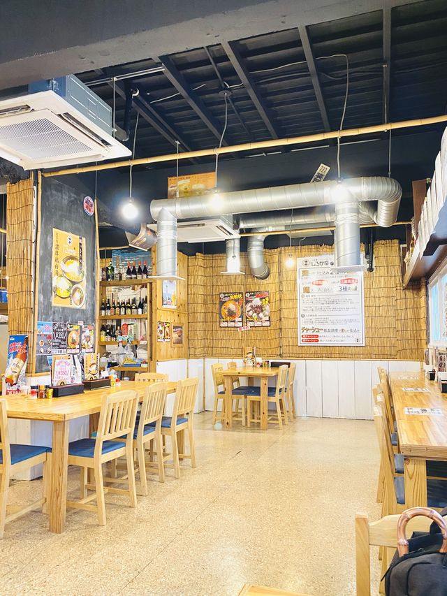 那覇🌴ハッピーアワーが魅力的❤️本格ギョーザと生ビール！