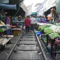 【タイ🇹🇭】線路を鉄道が通過！メークロン線路市場