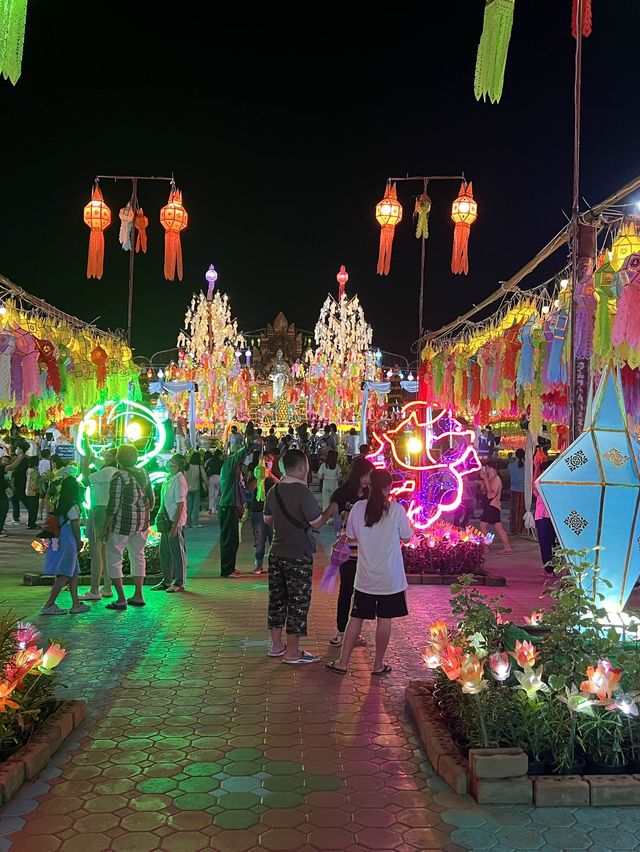 ประเพณีแขวนโคมที่จังหวัดลำพูน