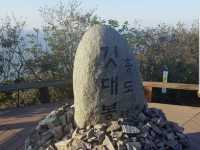 전라남도 신안군 흑산면 홍도에 있는 고치산 봉우리.
