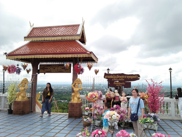 วัดพระธาตุดอยคำ  เลื่องชื่อหลวงพ่อทันใจ