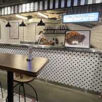 隱藏喺酒店地庫嘅型格美食廣場