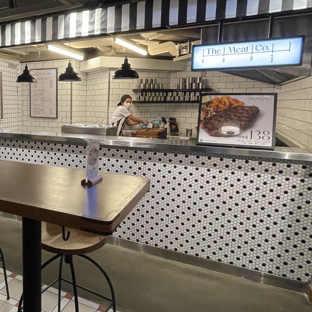 隱藏喺酒店地庫嘅型格美食廣場