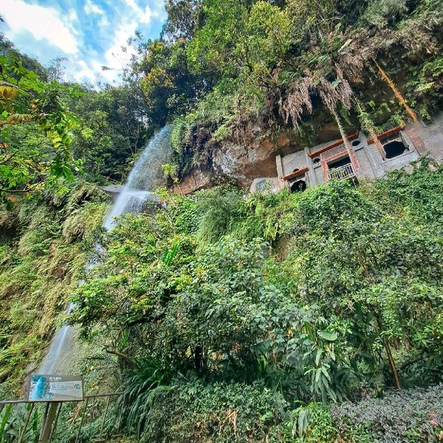 新北 | 隱藏版人間秘境，新店「銀河洞」越嶺步道，壯觀瀑布配上山壁寺廟堪稱奇景!

