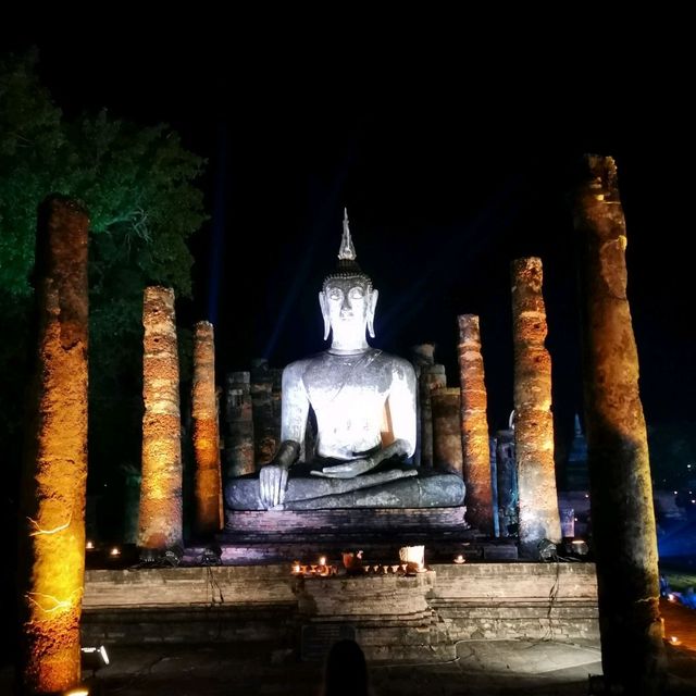 ลอยกระทงเผาเทียนเล่นไฟจังหวัดสุโขทัย 