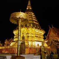 เที่ยวเยี่ยมชม พระธาตุดอยสุเทพในตอนกลางคืน