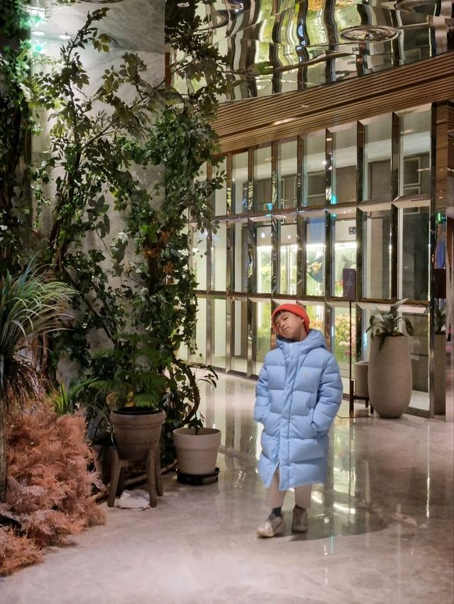 에스컬레이터부터 휘황찬란한 몬드리안