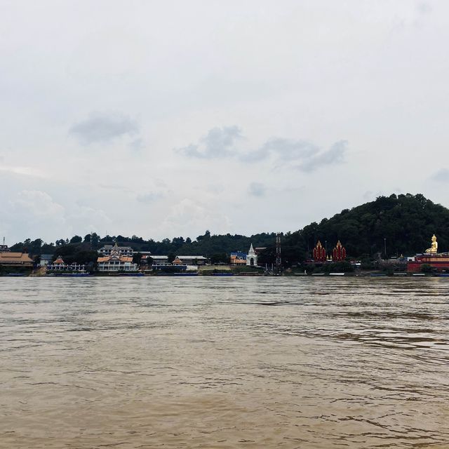 สามเหลี่ยมทองคำ ล่องเรือแม่น้ำโขง วิว 3 ประเทศ