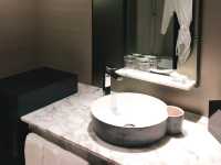 High-tech staycay