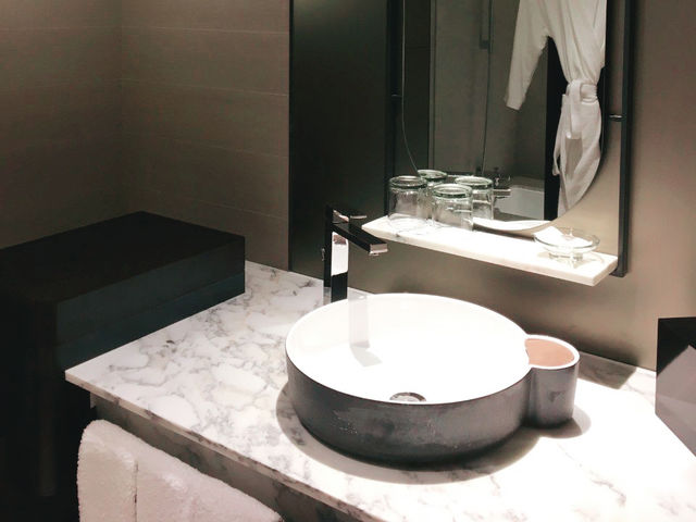 High-tech staycay