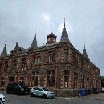 Stornoway is the main town of western Isle and the capital of Lewis and Harris, Scotland. It is the largest town in the outer hebrides, as well as the third largest town after Kirkwall in Orkney and Lerwick in Shetland. The ferry to and from Ullapool takes 2 hours and 45 minutes. The town is easy to walk around, a coop and tesco supermarket just walking distance. Harbour kitchen serves good food but you need to have your reservation, their fried whitebait is nice and crispy, it is situated just opposite the town hall.