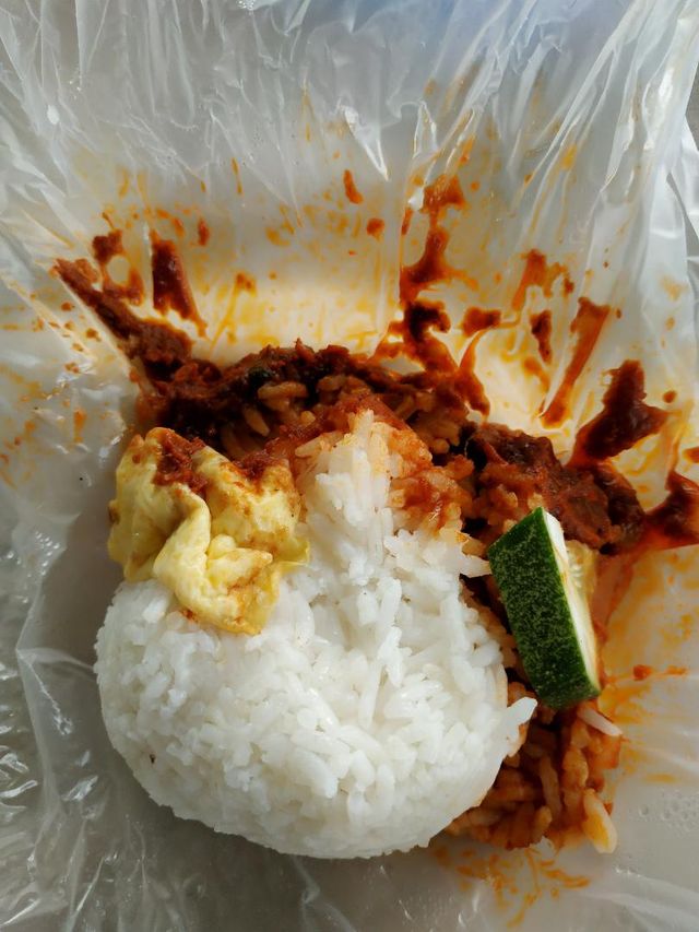 DELICIOUS NASI LEMAK IN MASJID TANAH!