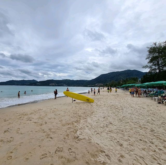 ชายหาดสวย  ทรายขาว น้ำทะเลสีฟ้า