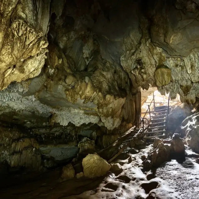 Tham Loup and Hoi Cave 