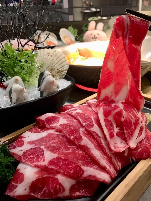 【✨湊湊火鍋店🍲 可愛企鵝造型墨魚丸 任添鴨血豆腐😻 仲有夜市遊戲區😆】