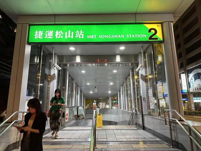 捷運松山站 超有特色的圓弧造型電扶梯