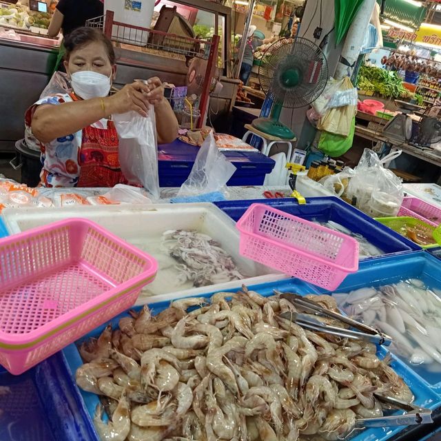 เดินช้อปปิ้งตลาดบัญญัติทรัพย์ ย่านลาดกระบัง