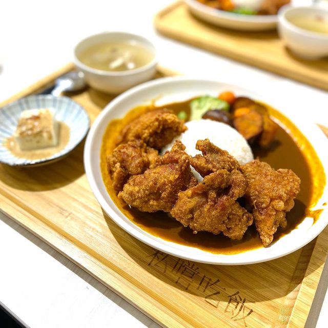 ［新竹/竹北］ 私嚐の吃飯-咖哩 丼飯 烏龍 竹北店🐶｜CP值超高平價咖哩飯 還有狗狗陪吃飯唷🫶🏻 