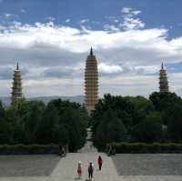 中国 雲南省 大理 "崇聖寺三塔"  雲南の山々に囲まれた神秘的な趣が心を打つ!!