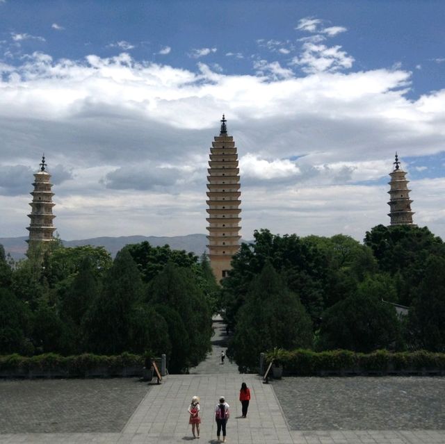 中国 雲南省 大理 "崇聖寺三塔"  雲南の山々に囲まれた神秘的な趣が心を打つ!!