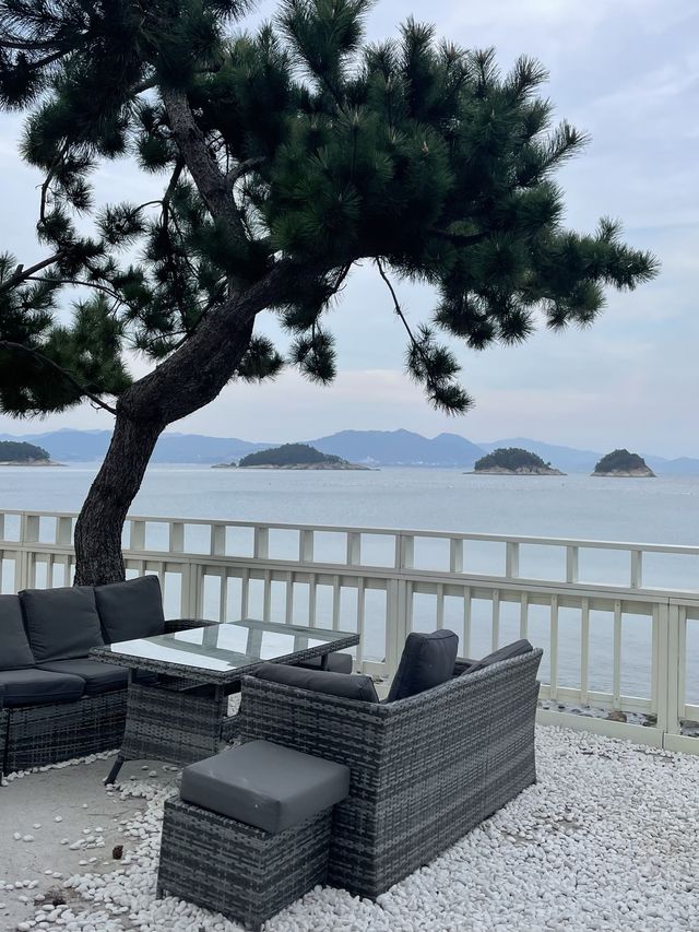 바다를 한눈에 담는 고즈넉 카페