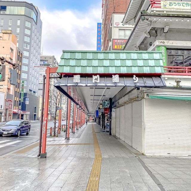 雪の翌朝の雷門通り周辺