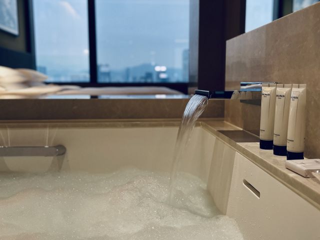 一起感受GrandHyatt君悦酒店維港180度套房是怎樣的！
