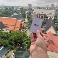 นั่งริมหน้าต่าง
