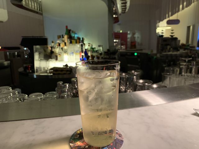 大阪　ラグジュアリーホテル　W大阪のリビングルームで呑む！