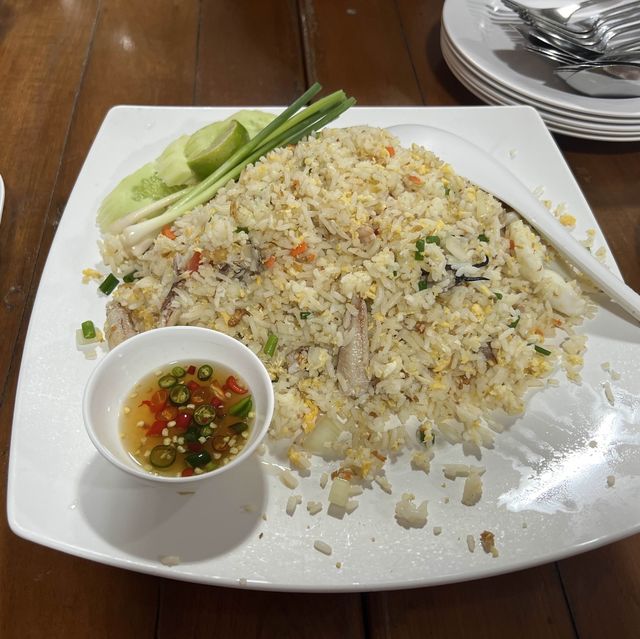 พาครอบครัวทานข้าวที่ครัวอลิสา แหลมสิงห์ 🦐
