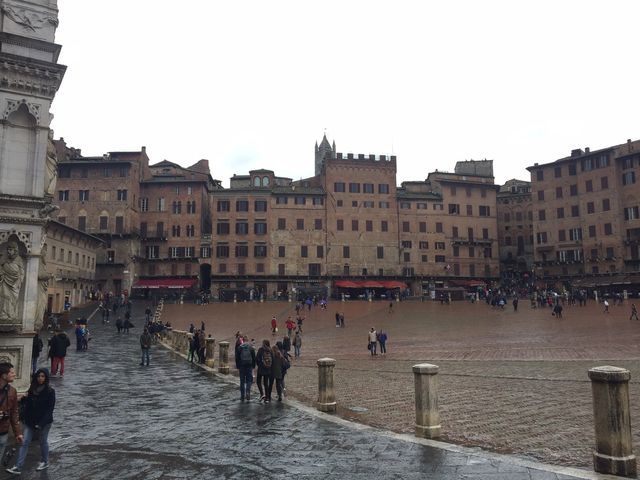 Rainy day shipping and eating in Siena 