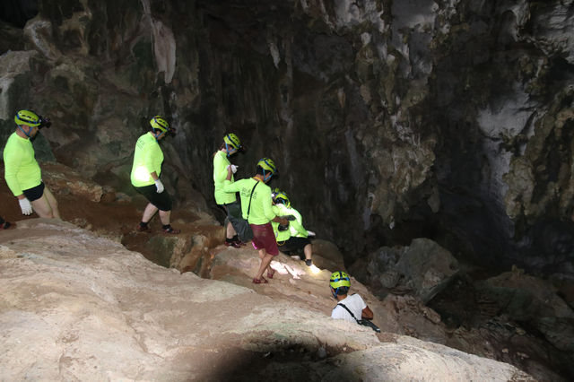 Tour Hang Rục Mòn ( Ruc Mon Cave 1 Adventure )