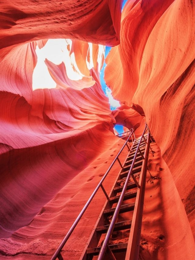 Go to the narrowest and most magical Antelope Canyon in the world to enjoy the magical and colorful colors.