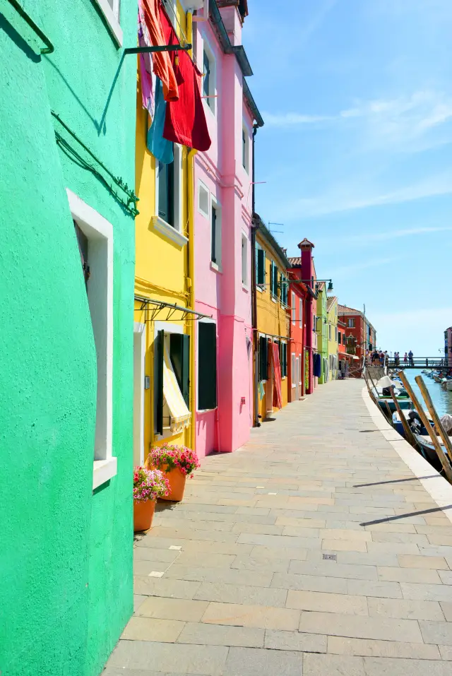 After releasing, where to go for fun? The colorful island of Venice, Italy, a paint palette overturned by God.