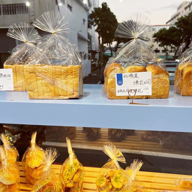 金成真烘焙坊｜一間裝潢配色清爽漂亮的麵包店