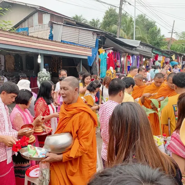 ตักบาตรทำบุญที่สะพานมอญ อ.สังขละบุรี จ.กาญจนบุรี